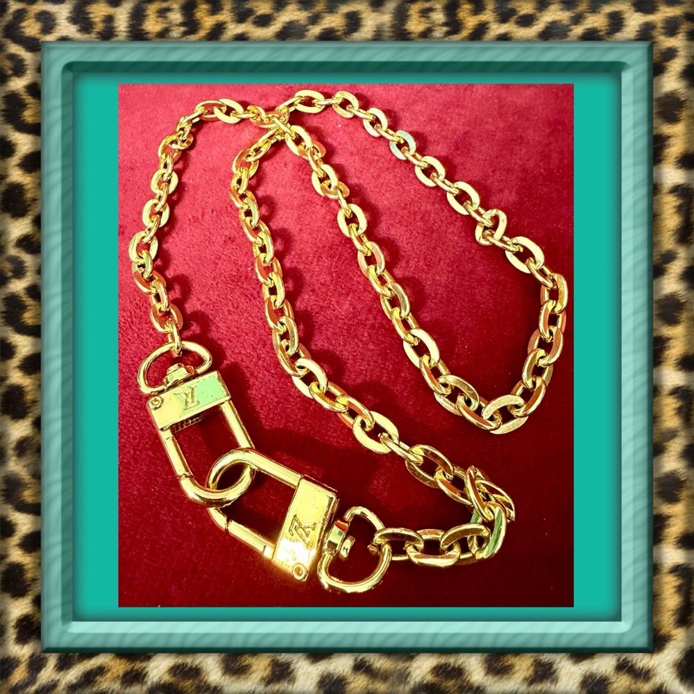👑✅PRICE FIRM✅ Stylish Gold tone short shoulder faux metal chain strap. NWOT